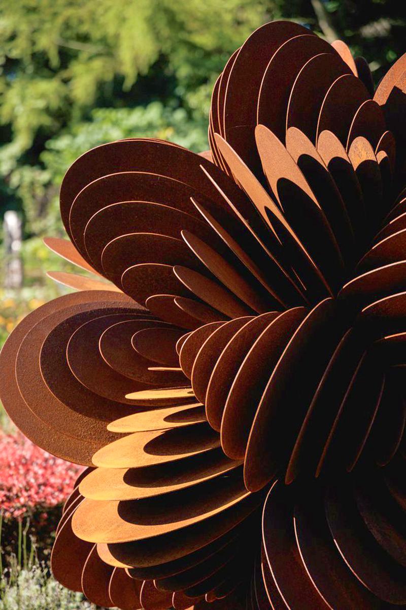 «loom n° 3 » de la série Bloom, sculpture abstraite organique en acier - Gris Abstract Sculpture par Norman Mooney
