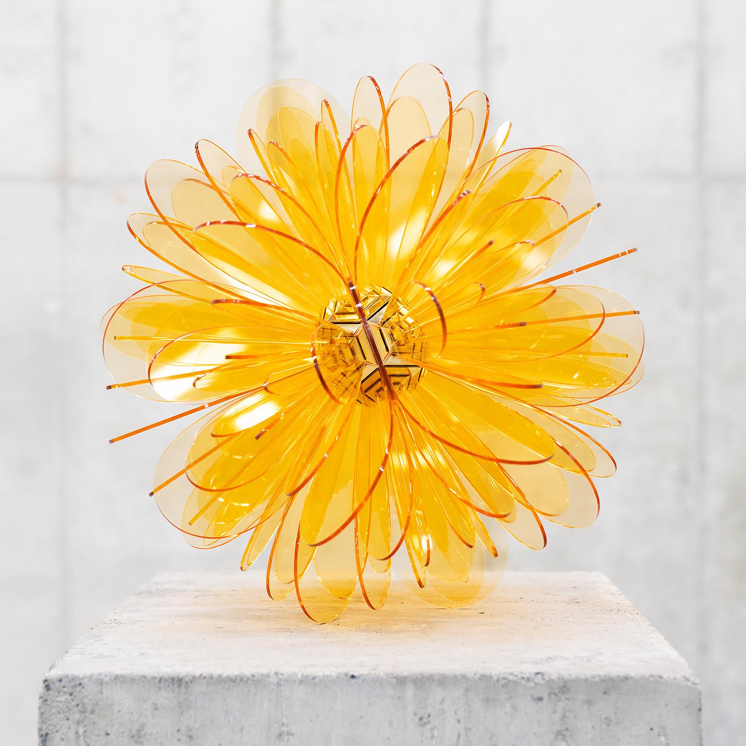 Abstract Sculpture Norman Mooney - « Bloom n° 8 » de la série Bloom, sculpture abstraite, organique, acrylique jaune