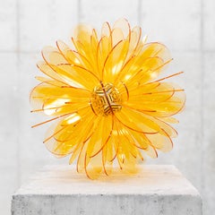 „Bloom No. 8“ aus der Bloom-Serie, abstrakte, organische Skulptur, gelbes Acryl
