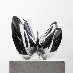Schmetterlingseffekt Nr. 2“, organische, abstrakte Metallskulptur, Tischplatte