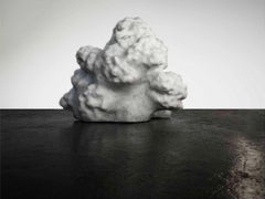 "Cumulus Stone No. 2", grande scultura astratta in marmo intagliato, base a specchio
