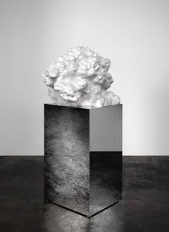„Cumulus Stone No. 2“, große abstrakte geschnitzte Marmorskulptur, Spiegelsockel