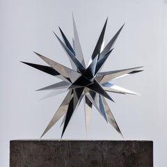 „Dunkelster Stern #2“, organische, abstrakte Aluminium-Metallskulptur, Tischgröße