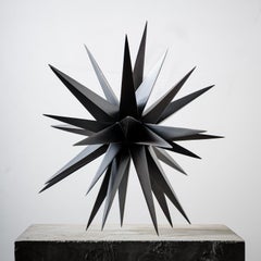 „Dunkelster Stern Nr. 1“, organische, abstrakte Bronzeskulptur, Tischgröße