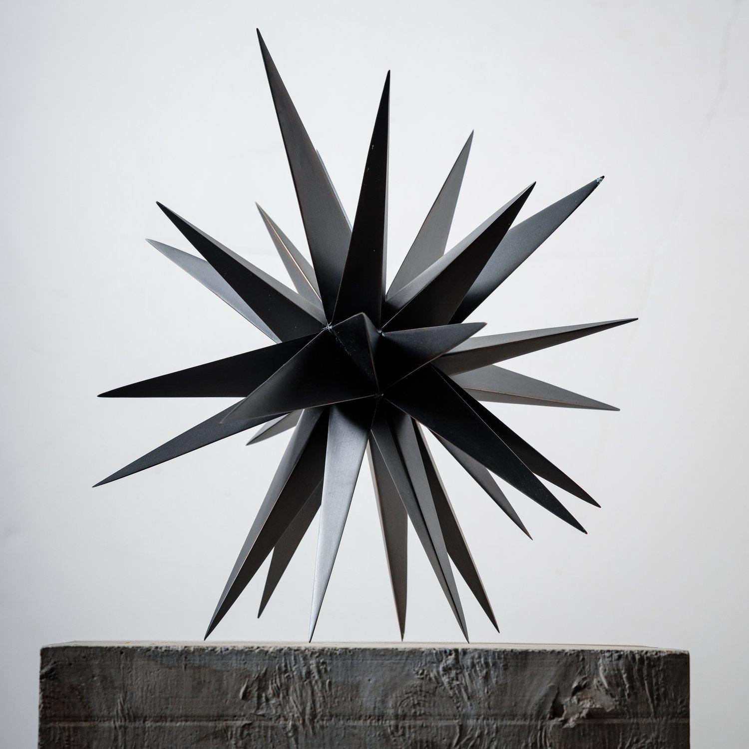 „Dunkelster Stern Nr. 1“, organische, abstrakte Bronzeskulptur, Tischgröße (Abstrakt), Sculpture, von Norman Mooney