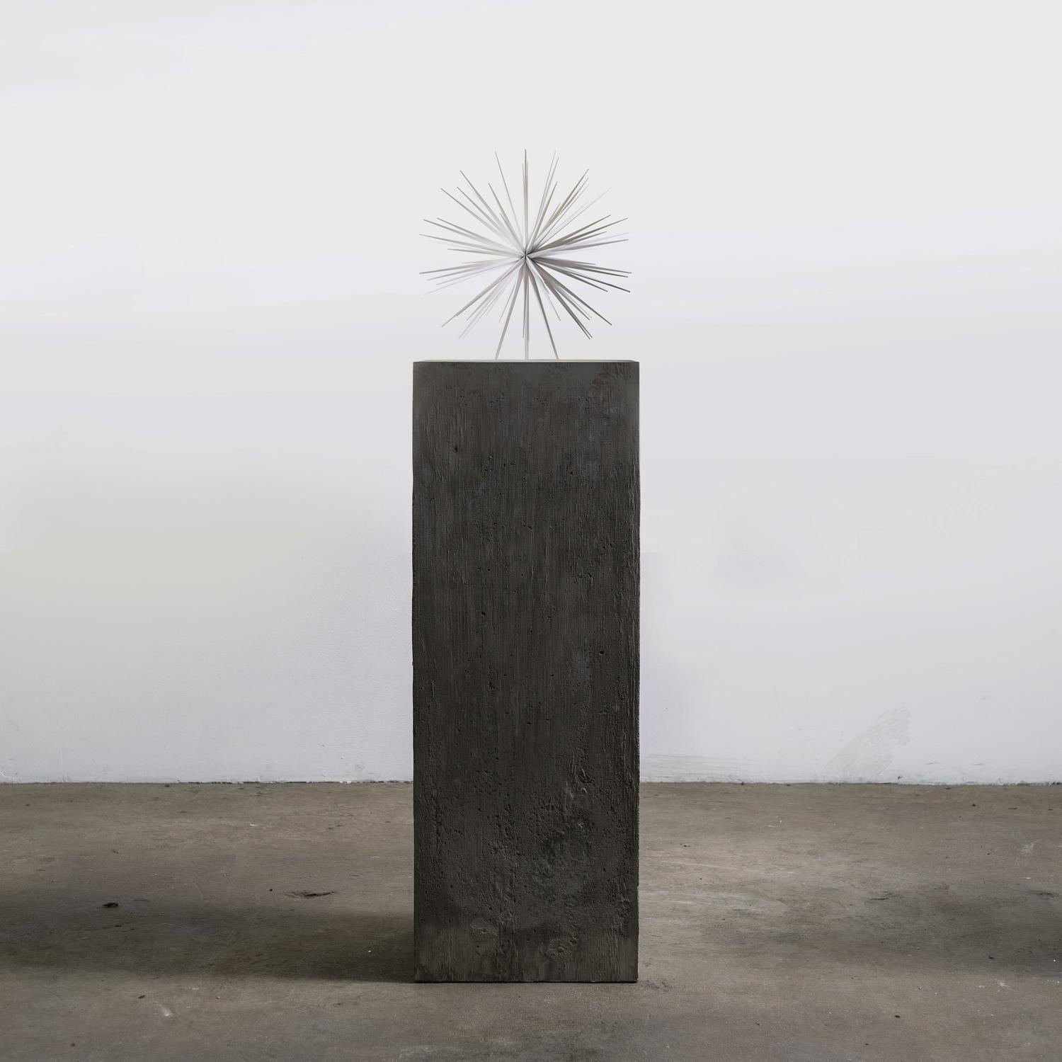 « Windseed #3 », sculpture organique, abstraite, en résine, taille de table - Sculpture de Norman Mooney