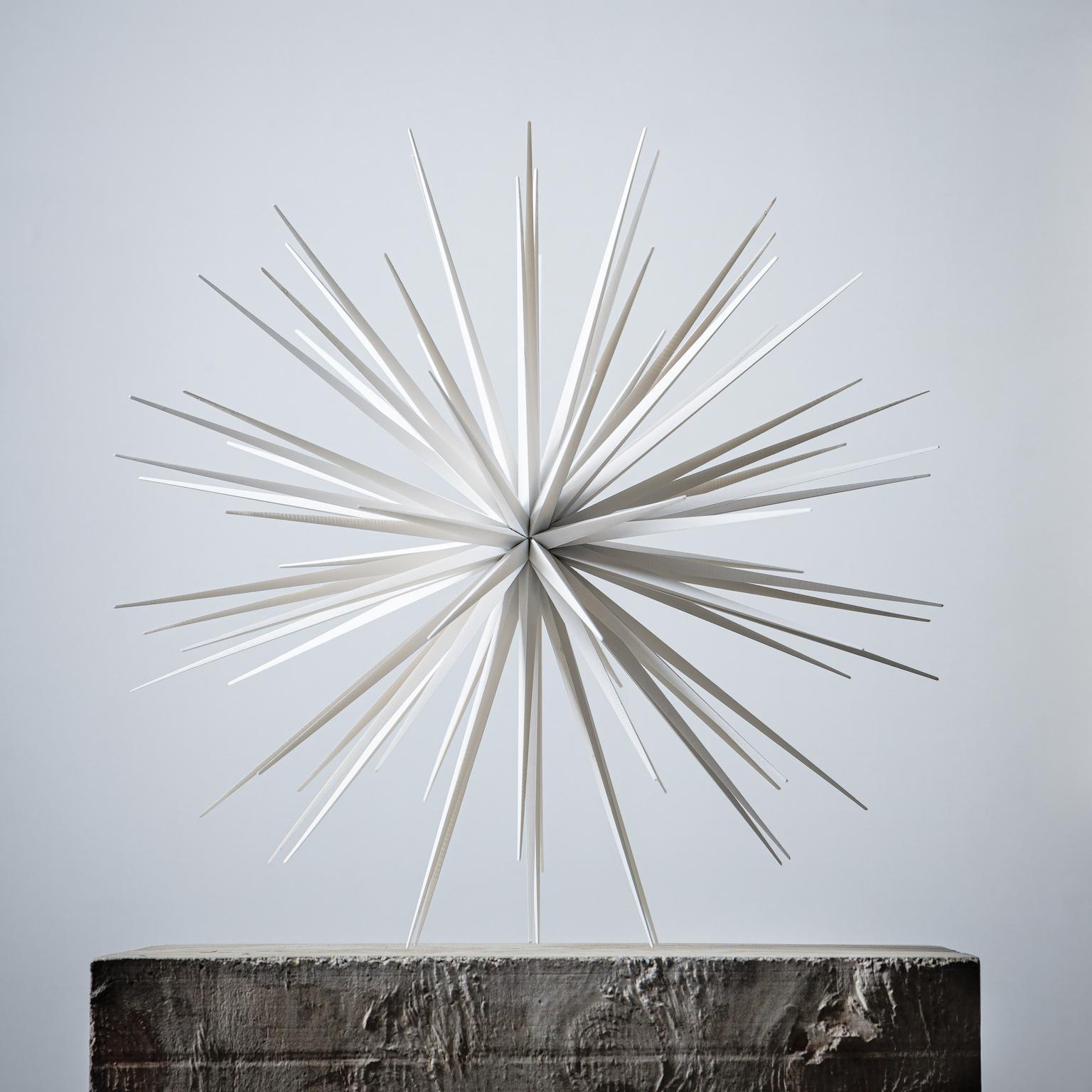 Abstract Sculpture Norman Mooney - « Windseed #3 », sculpture organique, abstraite, en résine, taille de table
