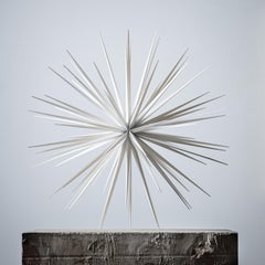 „Windseed #3“, Organische, abstrakte Harz-Skulptur, Tischgröße