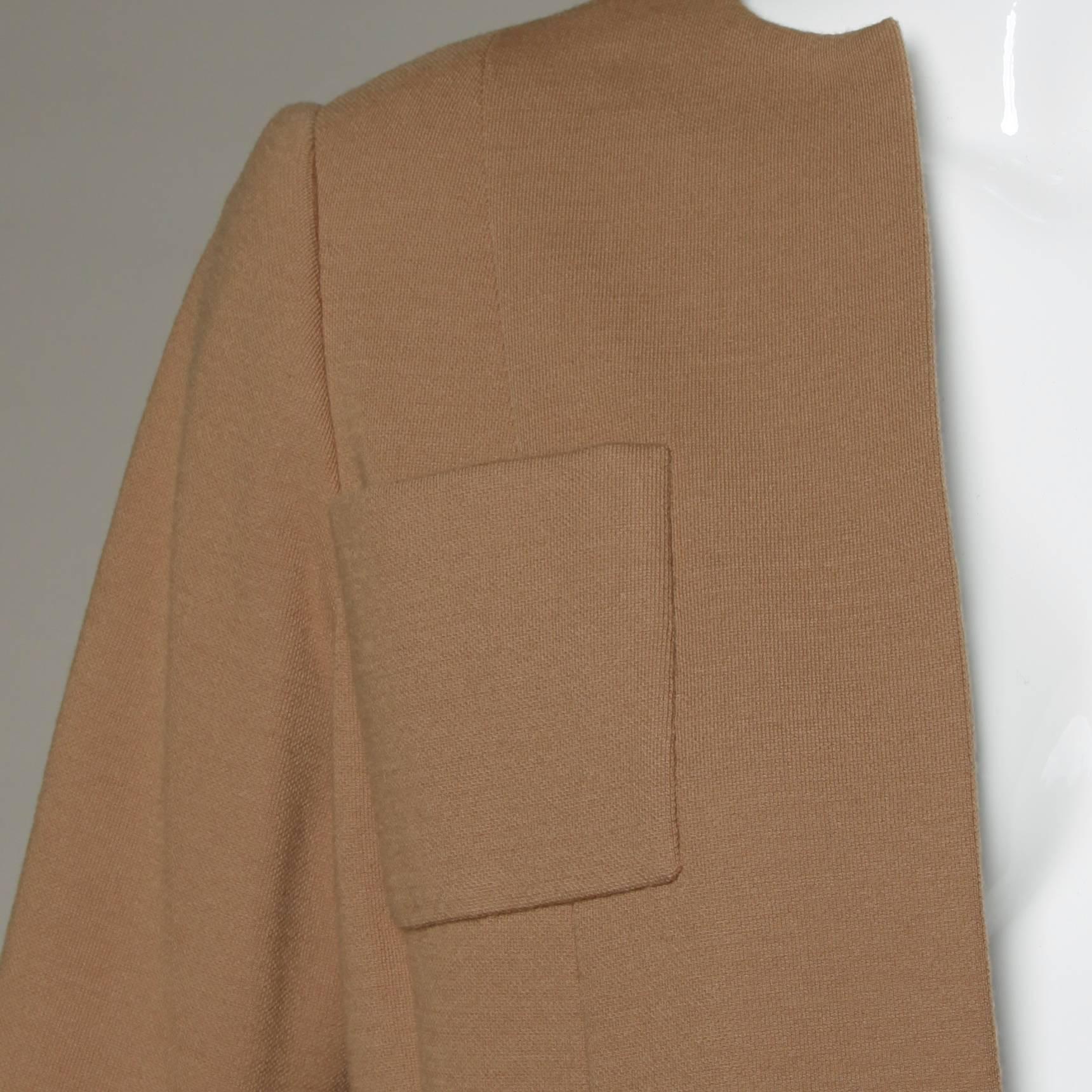  Superbe veste vintage Norman Norells des années 1960 en laine de couleur camel avec quatre poches plaquées sur le devant. Entièrement doublé d'un magnifique tissu de soie de qualité. Finitions couture cousues main sur l'ensemble de la pièce.