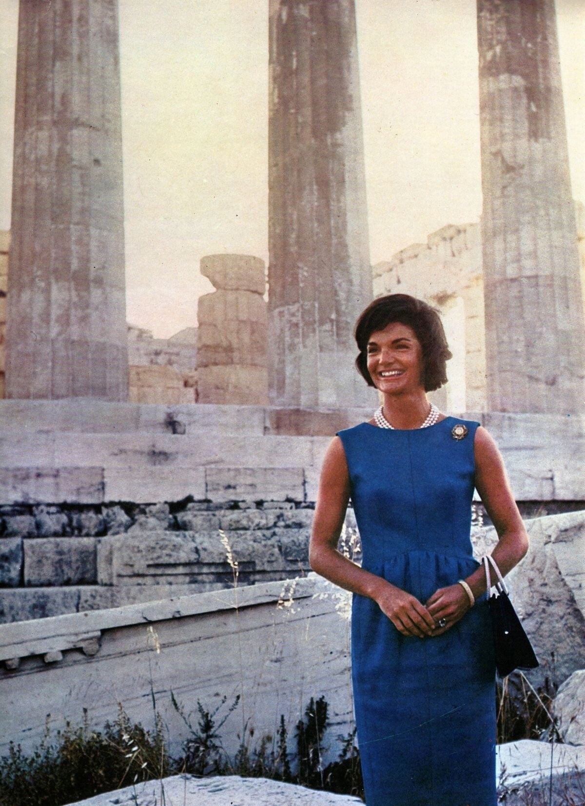 Jacqueline Kennedy ist zweifellos eine der beständigsten Stilikonen, und Norman Norell war einer ihrer bevorzugten Designer. Als sie sich 1961 auf einen Staatsbesuch im Parthenon in Athen, Griechenland, vorbereitete, wandte sich die First Lady, wie