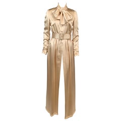 Norman Norell Elegantes Abendkleid oder Mantelkleid aus cremefarbenem Satin:: getragen von Norman Norell