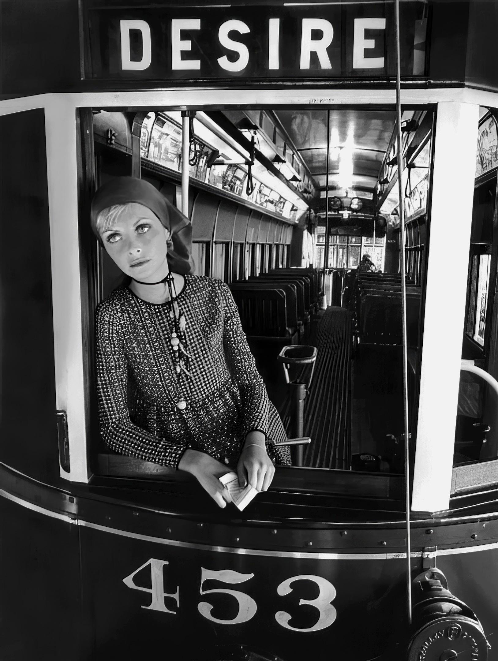 Black and White Photograph Norman Parkinson - Une voiture de rue nommée Desire