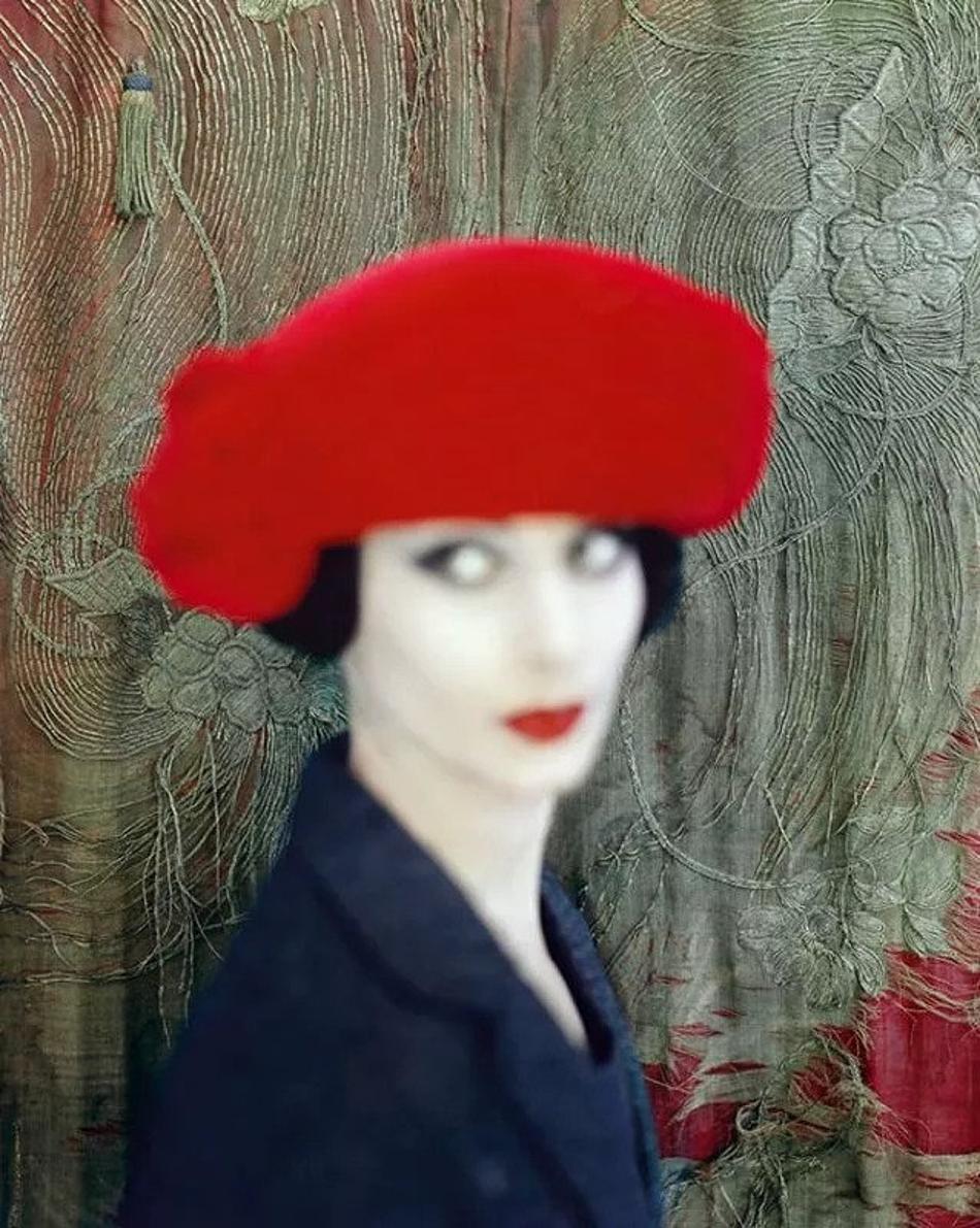 Adele Collins, Vogue británica
1959
por Norman Parkinson

Impresión con pigmento de archivo, sellada y autentificada por el Archivo Norman Parkinson.

Homenaje de Parkinson a un cuadro del artista holandés Kees van Dongen titulado La amapola del