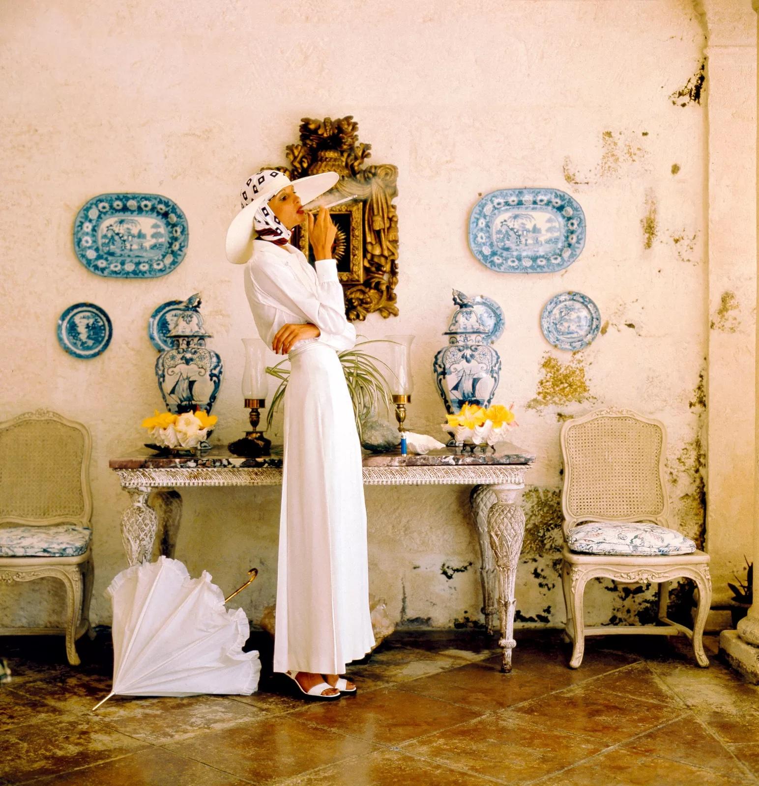 Apolonia luciendo YSL en Barbados. Norman Parkinson para Vogue, 1973