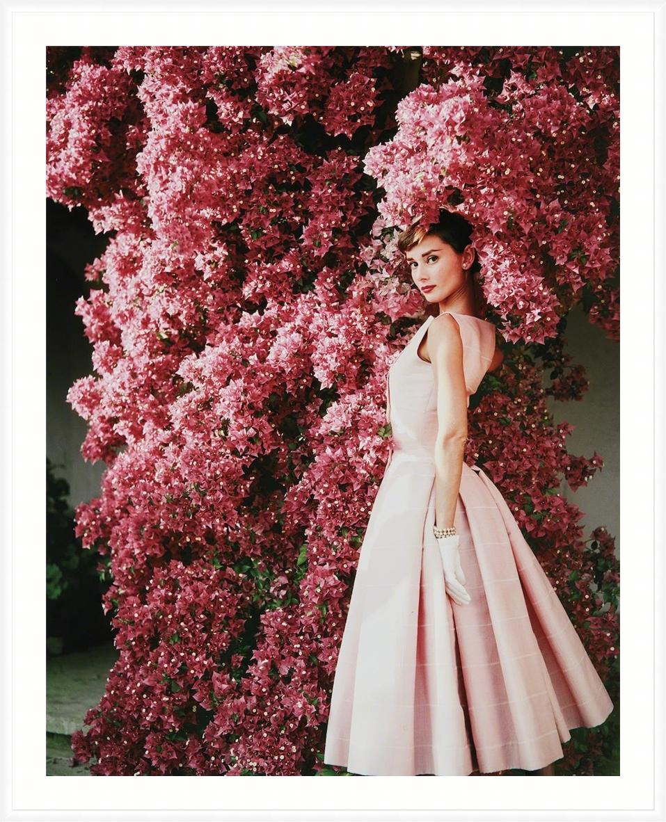 Audrey Hepburn in Givenchy-Kleid bei 'Villa Rolli' – Photograph von Norman Parkinson