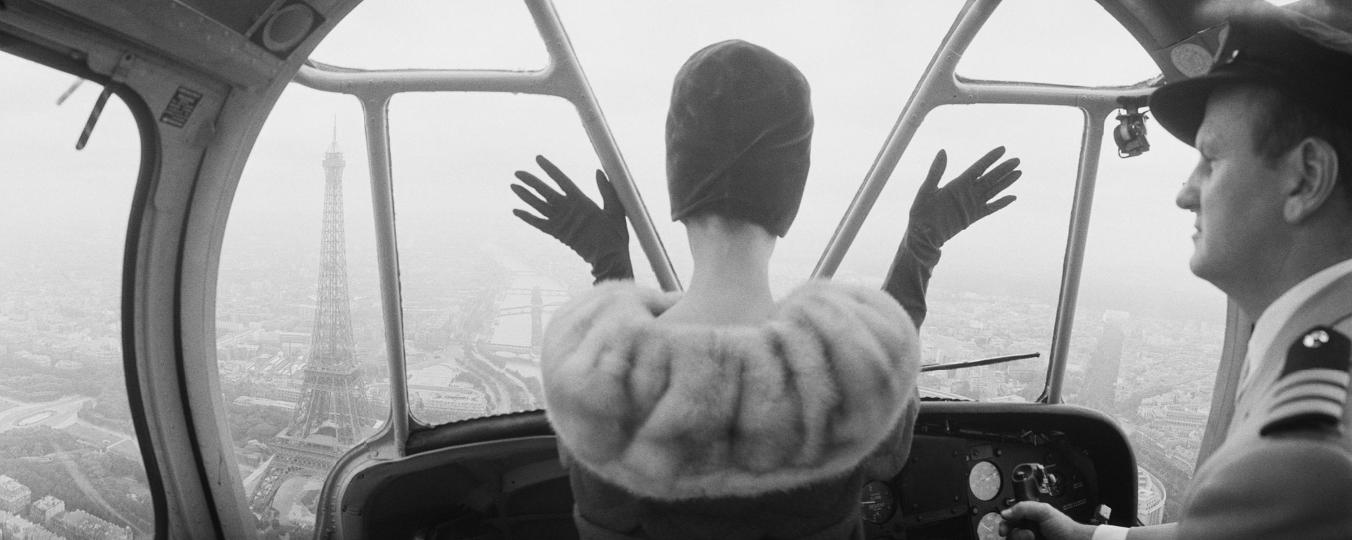 Landscape Photograph Norman Parkinson - Chapeau Cardin au-dessus de Paris 1960 (imprimé ultérieurement) Impression de succession