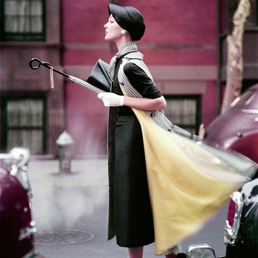 Norman Parkinson Color Photograph – Ivy Nicholson, Verkehr