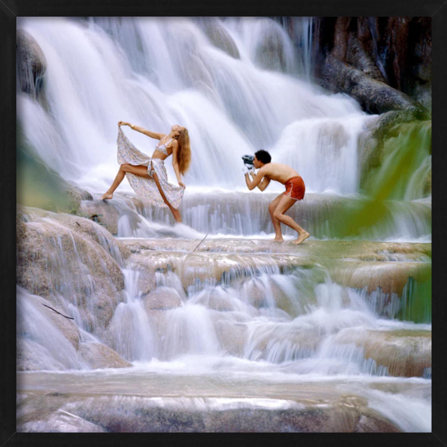 Jerry Hall et Antonio Lopez aux chutes de Dunn's River, photographiés par Norman Parkinson. 

Tous les tirages sont en édition limitée. Disponible en plusieurs tailles. Encadrement haut de gamme sur demande. 

Toutes les impressions sont réalisées