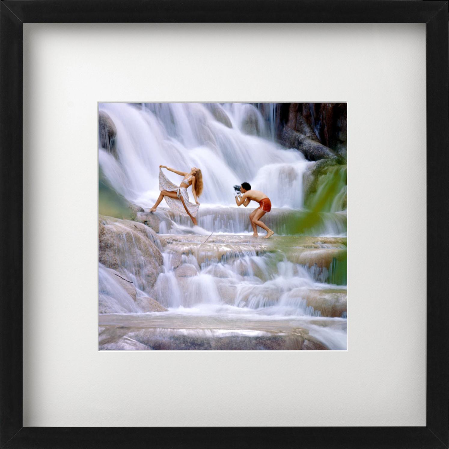 Jerry Hall et Antonio Lopez - Aux chutes de Dunn's River, photographie d'art, 1975 - Gris Color Photograph par Norman Parkinson