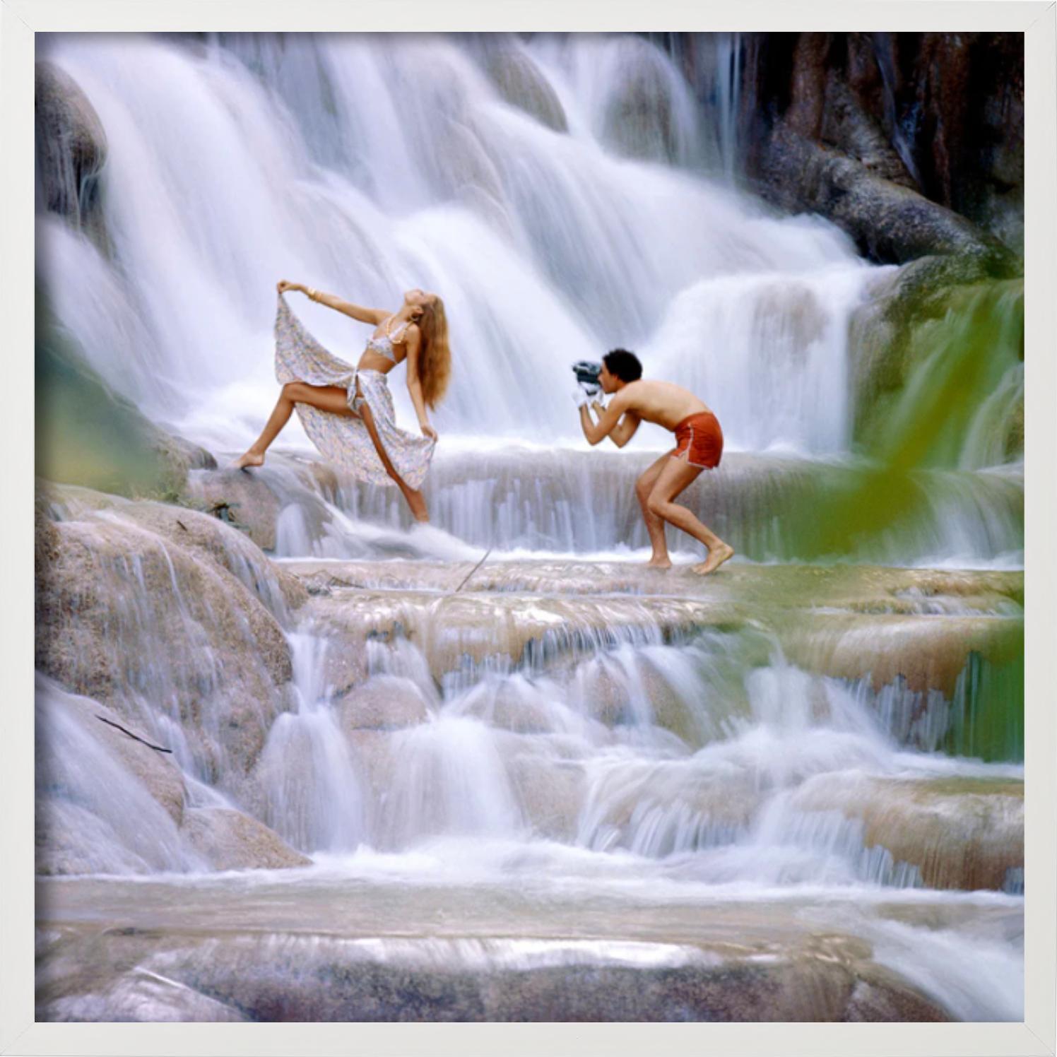 Jerry Hall et Antonio Lopez - Aux chutes de Dunn's River, photographie d'art, 1975 en vente 2