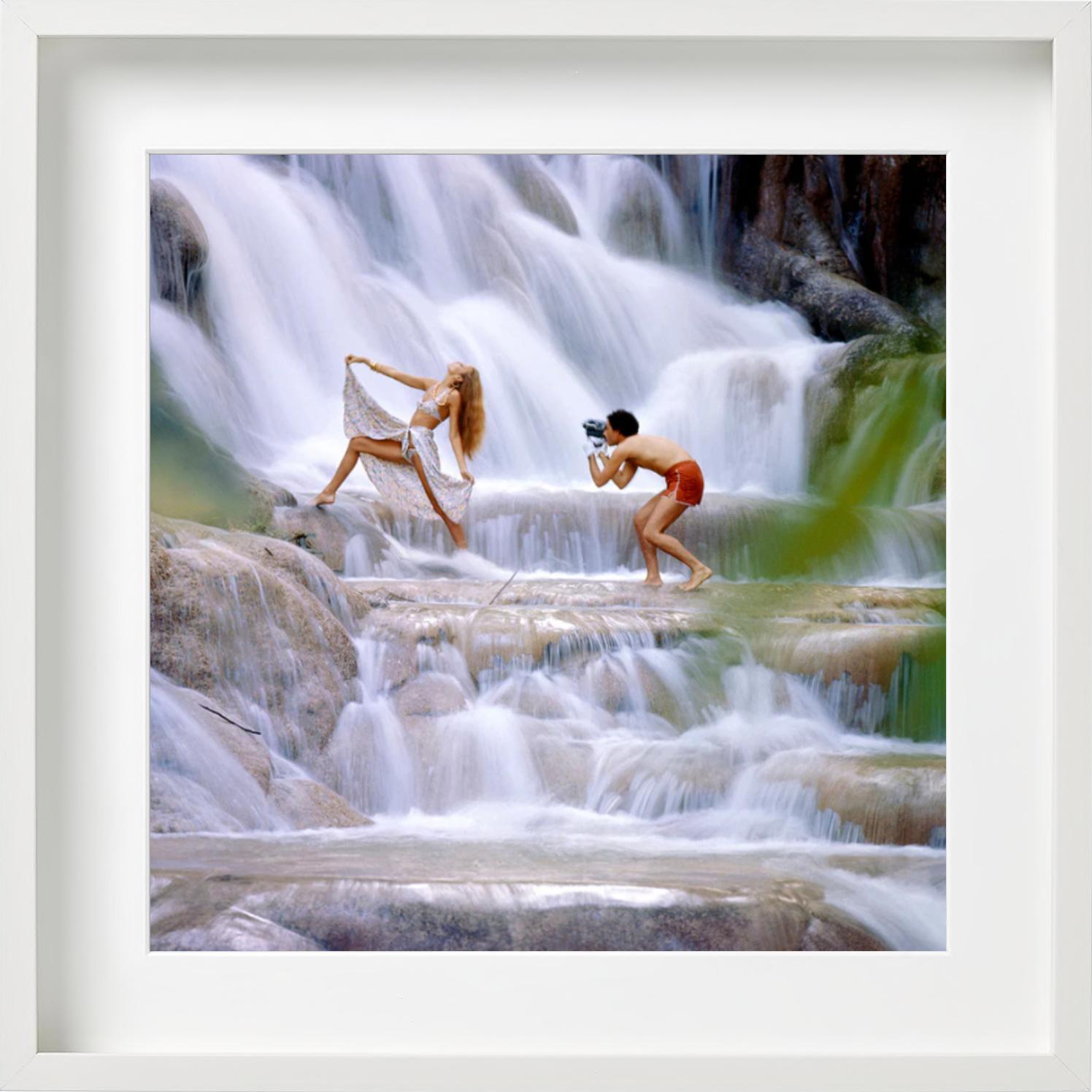 Jerry Hall et Antonio Lopez - Aux chutes de Dunn's River, photographie d'art, 1975 - Photograph de Norman Parkinson