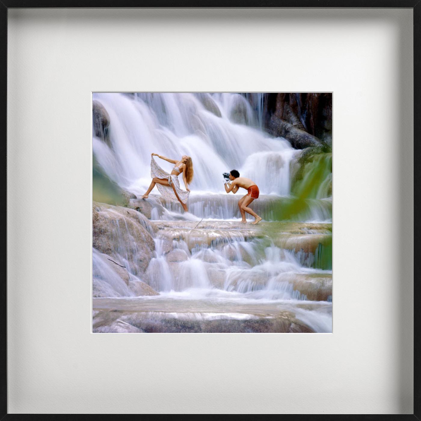 Jerry Hall et Antonio Lopez - Aux chutes de Dunn's River, photographie d'art, 1975 en vente 1