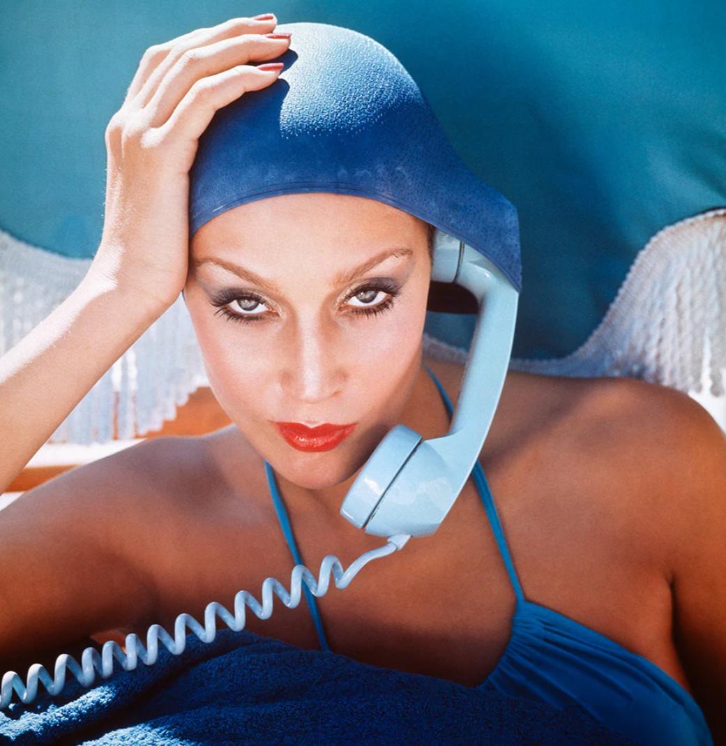 Figurative Photograph Norman Parkinson - Jerry Hall - Jamaïque, Vogue, photographie d'art, 1975