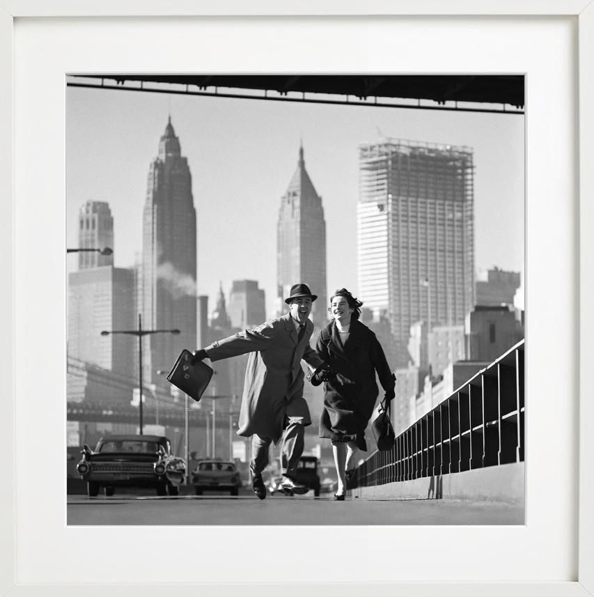 New York für Go Magazine - Couple running in the City, Fine Art Photography 1960 (Grau), Figurative Photograph, von Norman Parkinson