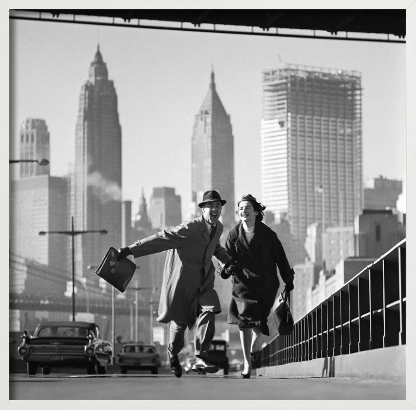 New York für Go Magazine - Couple running in the City, Fine Art Photography 1960 im Angebot 1