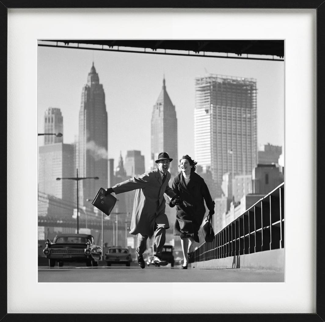 New York für Go Magazine - Couple running in the City, Fine Art Photography 1960 im Angebot 2