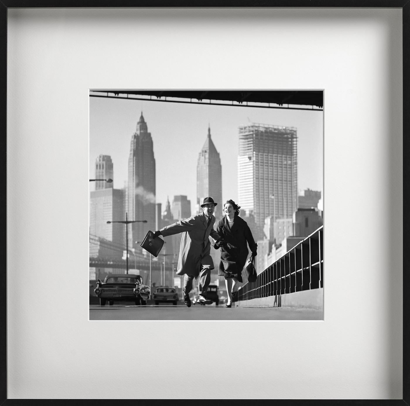 New York für Go Magazine - Couple running in the City, Fine Art Photography 1960 im Angebot 3