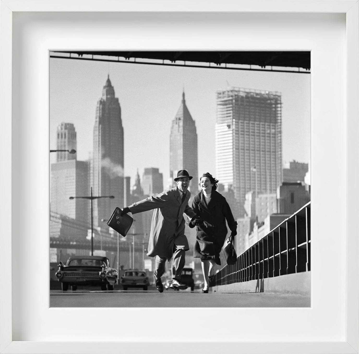 New York für Go Magazine - Couple running in the City, Fine Art Photography 1960 im Angebot 4