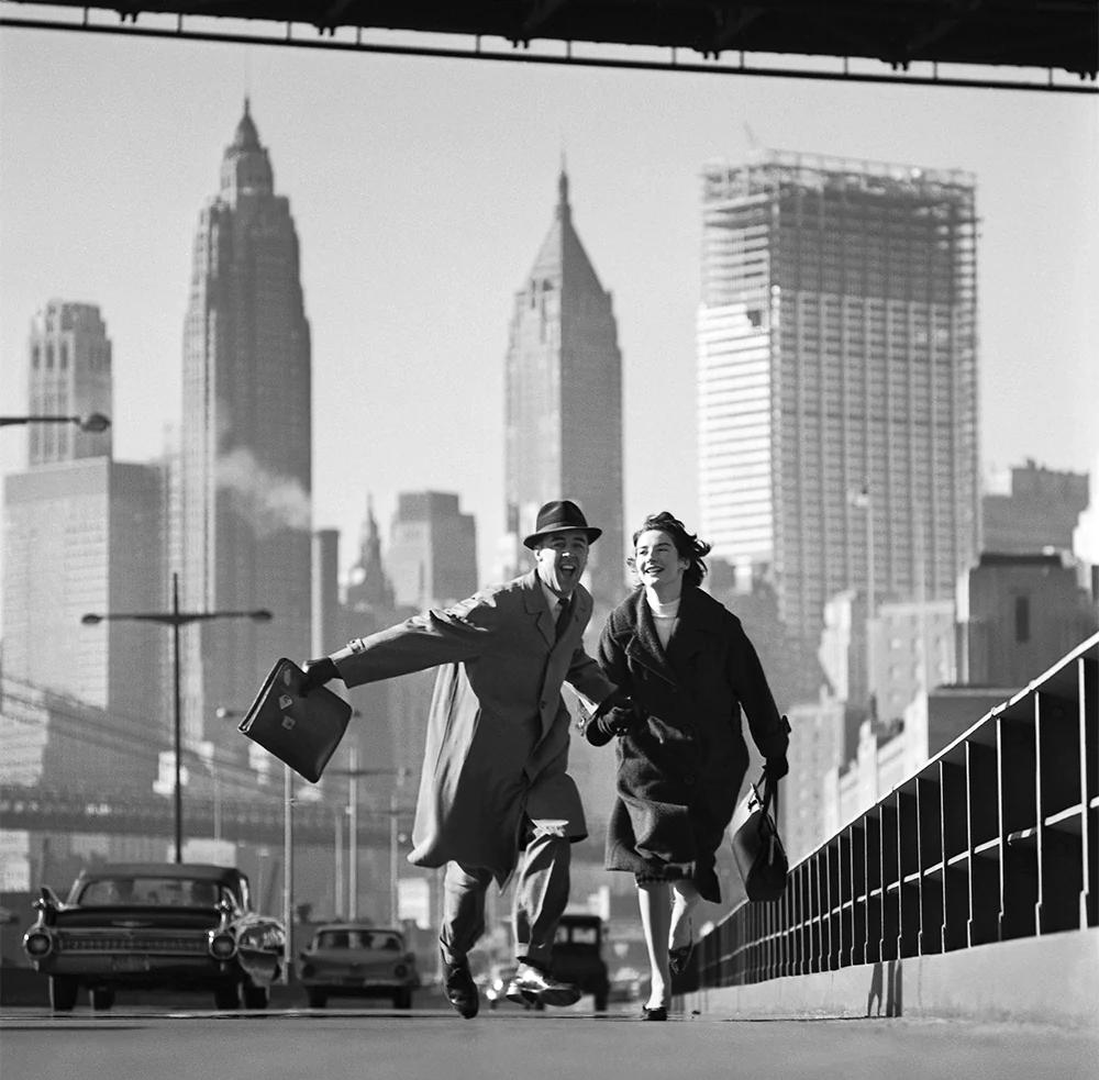 Norman Parkinson Figurative Photograph – New York für Go Magazine - Couple running in the City, Fine Art Photography 1960