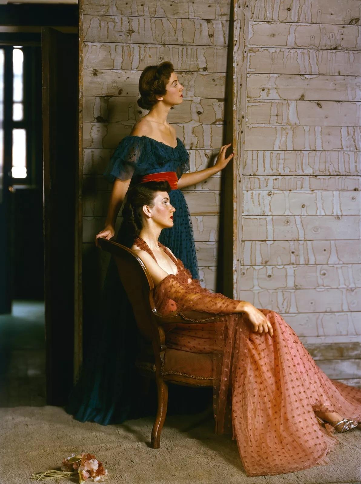 Orangefarbenes Netzkleid mit Sternchen von Fortnum & Mason von Angele Delanghe und ein blaugrünes schulterfreies trägerloses Kleid von Mattli. Britische Vogue, Oktober 1948

Kleider von Angele Delanghe und Mattli für Vogue, Oktober 1948
C