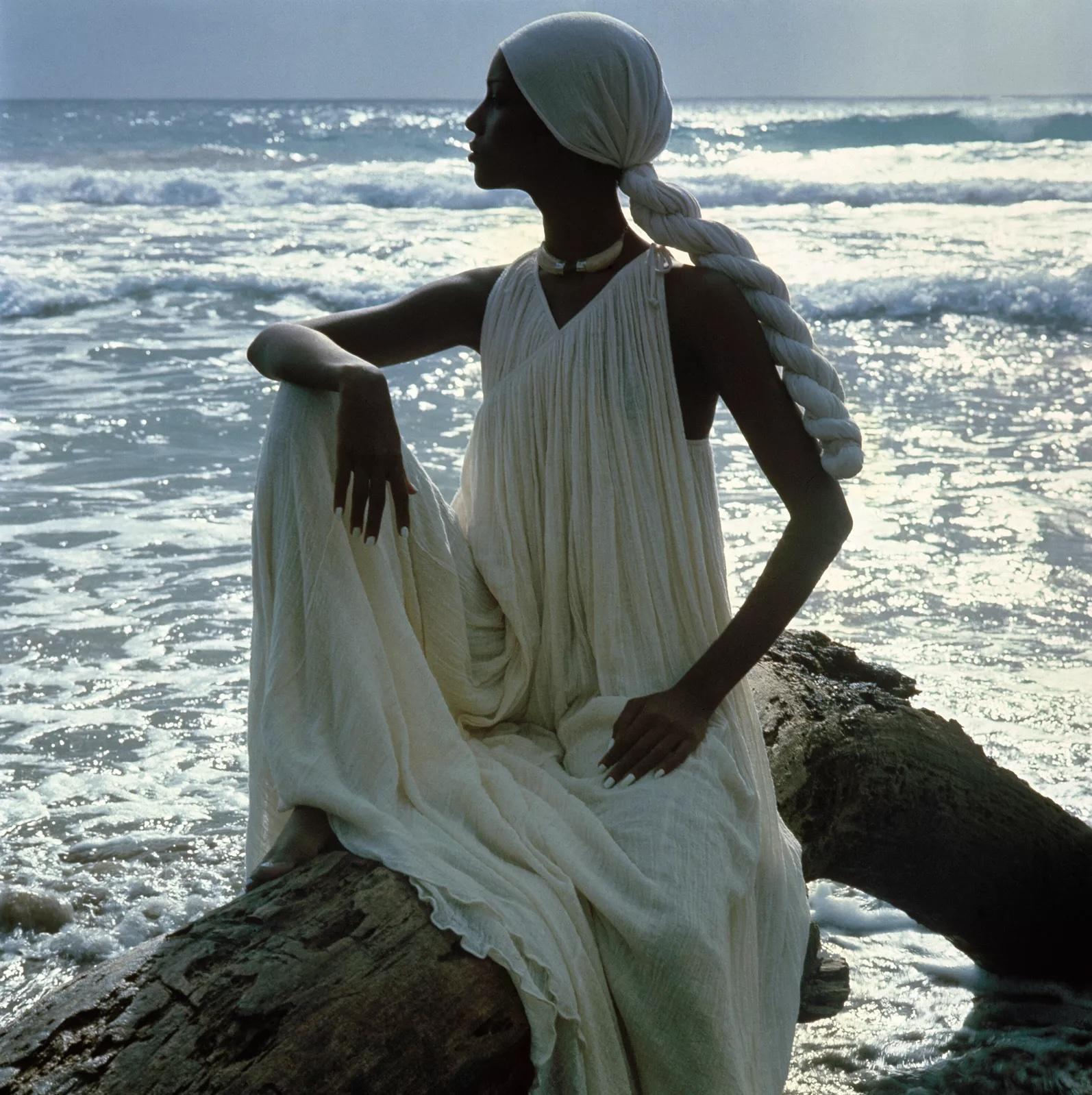 Norman Parkinson 'Apollonia luciendo YSL en Barbados. Vogue, 1973