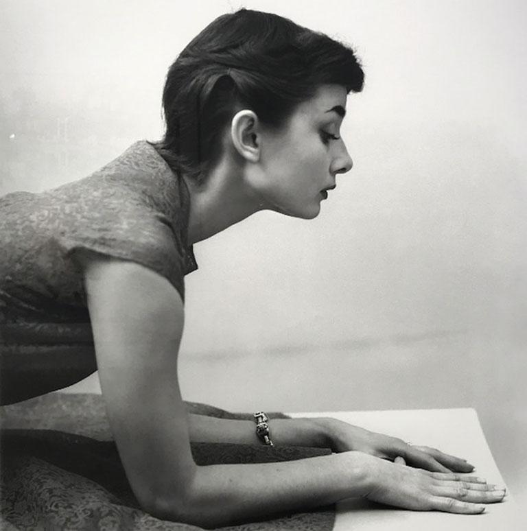 Norman Parkinson
 Audrey Hepburn, Vogue
1952
Stampa alla gelatina d'argento
20 x 24  pollici 
Timbro della proprietà e numero sul verso

"La macchina fotografica può essere l'arma più letale dopo il proiettile dell'assassino", disse una volta il