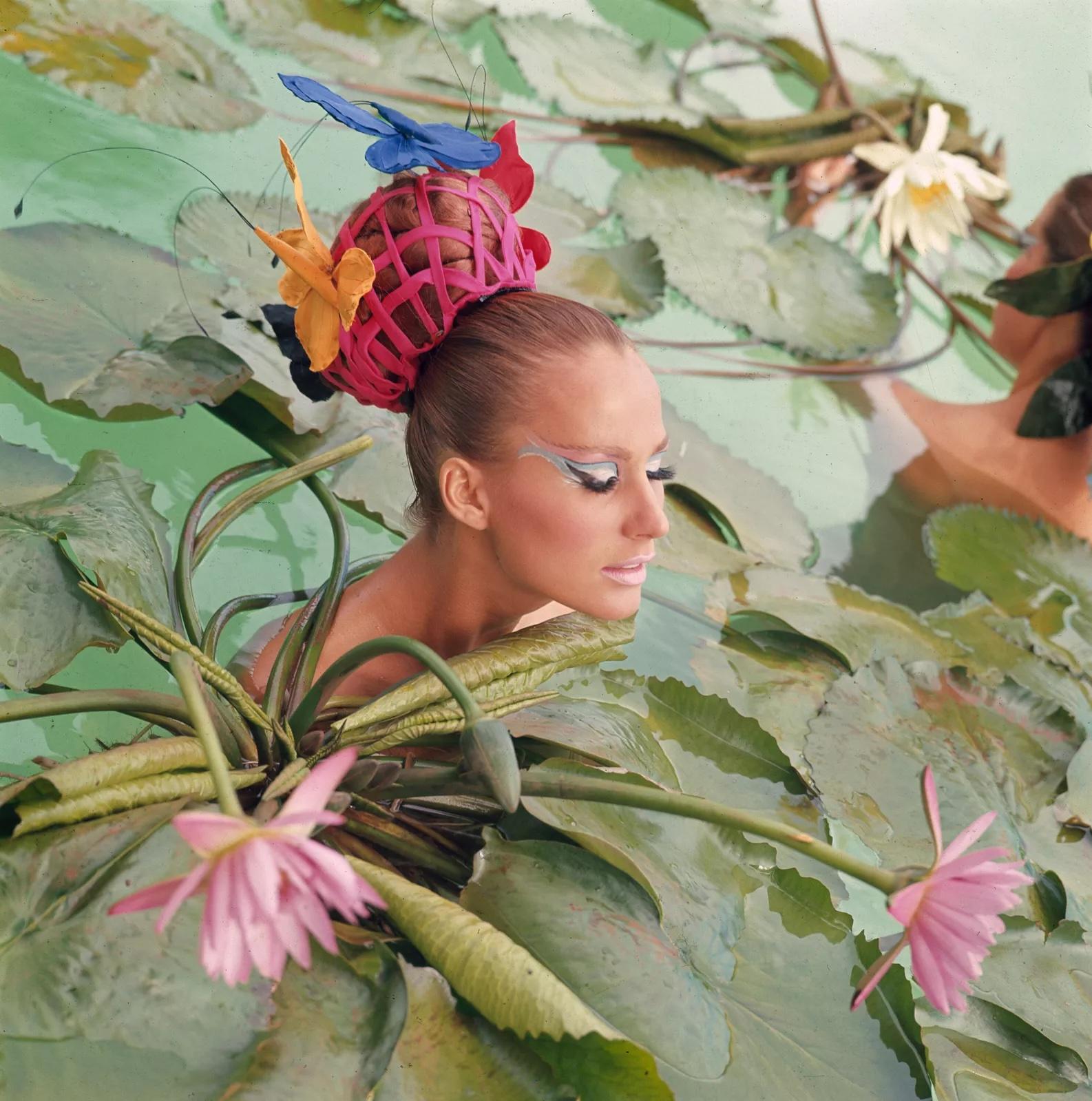 Brigitte Bauer fotografiada en Tahití con maquillaje de Estée Lauder y peinada por Kenneth. American Vogue, 1 de mayo de 1965.

Brigitte Bauer en Tahití. Vogue americano, mayo de 1965
Impresión C
Edición sellada y numerada de 21 ejemplares en el