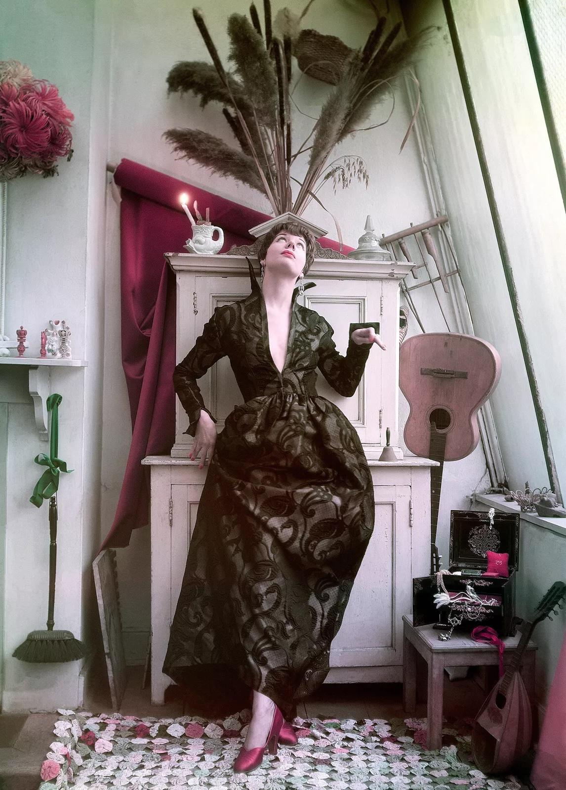 Enid Boulting con el vestido "Florentine" de Charles Creed, negro y bronce, de brocado y cuello redondo, y el perfume Tabu de Dana. Fotografía tomada en el estudio de Barry Craig para British Vogue, abril de 1950

Enid Boulting en el estudio de