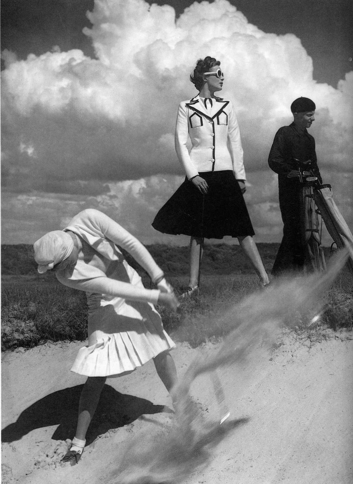 Norman Parkinson
Golfspielen in Le Toque, 1939
Silber-Gelatine-Druck
24 x 20  Zoll 
Verso nachlassgestempelt und nummeriert

Eine Frau in einem weißen Anzug schlägt einen Golfball in ein Sandloch. Eine Frau in einem weiß-schwarzen Anzug und ein