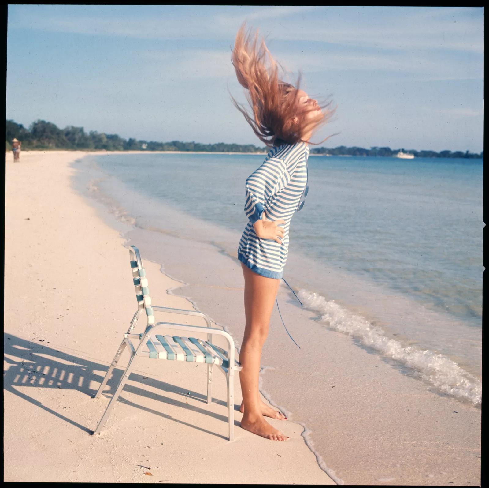 Norman Parkinson „Iman at King Peter's Bay in Tobago für Vogue, Mai 1976“ im Angebot 1