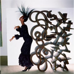 Norman Parkinson 'Iman posiert mit der Skulptur von Lucas Samaras, 1982'.