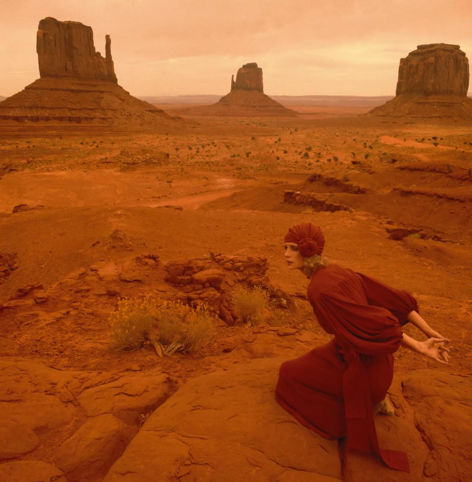 Jan Ward, jetzt Jan de Villeneuve, in einem Kleid von Jean Muir, fotografiert im Monument Valley zwischen Arizona und Utah. Britische Vogue, Januar 1971.

Jan de Villeneuve im Monument Valley, Vogue Januar 1971
C Druck
Nachlassstempel und