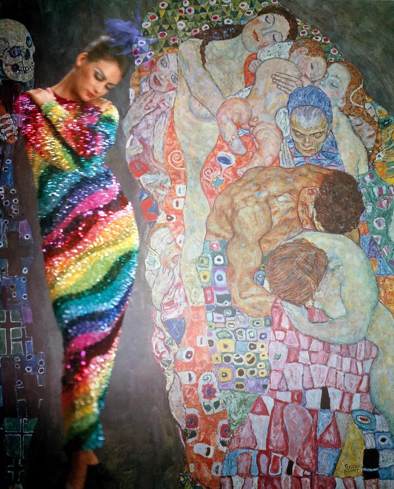 Katherine Pastrie vor einem Gemälde von Gustav Klimt (Leben und Tod), in einem Cardin-Kleid, mit Make-up von Carita und Haaren von Prisca von Carita. Britische Vogue, 1. September 1965.

Katherine Pastrie und ein Gemälde von Gustav Klimt. Vogue,