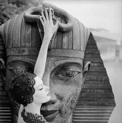 Norman Parkinson "Nena y la Esfinge, 1960".