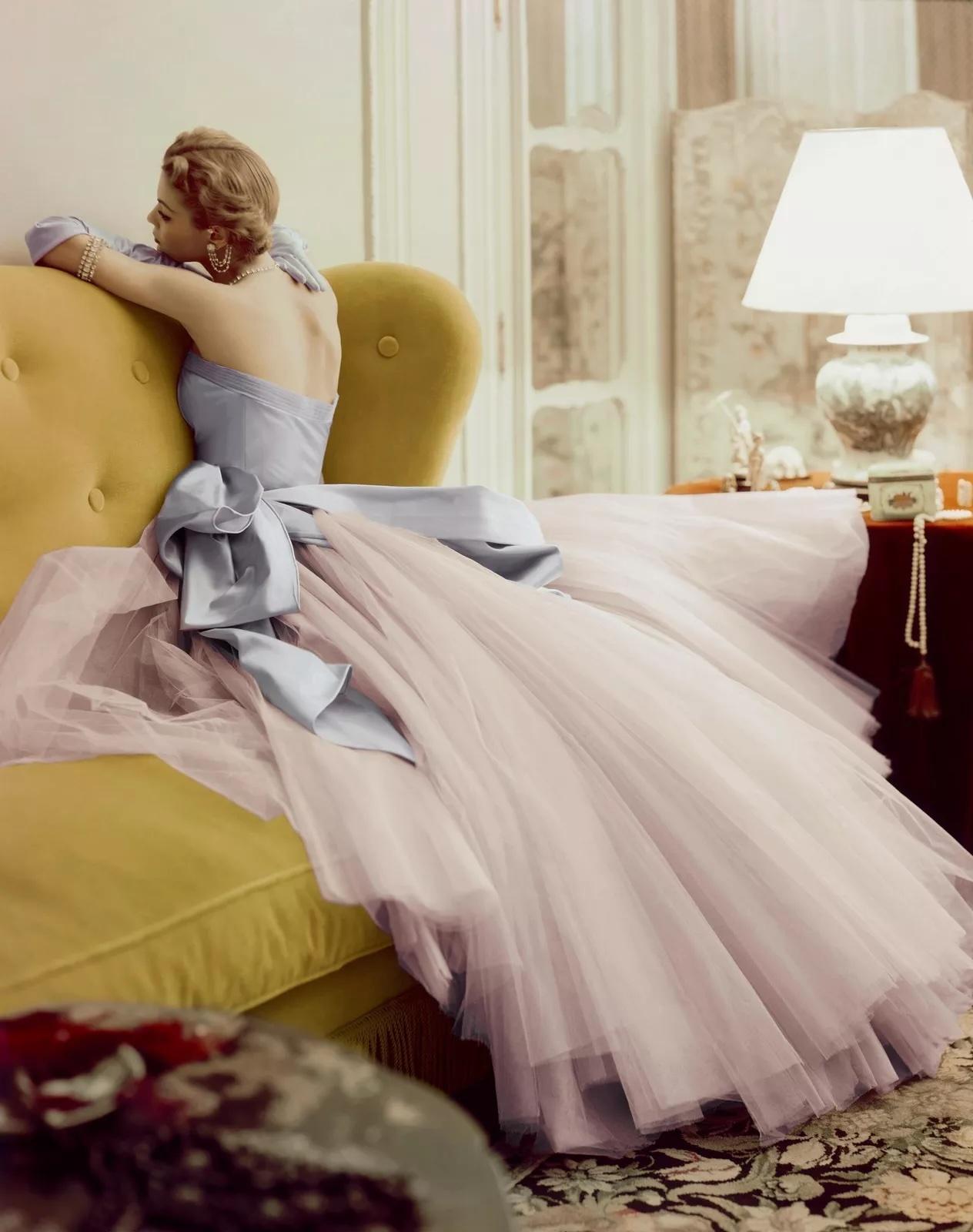 Le mannequin américain Jean Patchett photographié à Paris portant une robe de soirée Jean Dessès. Magazine Vogue américain du 1er avril 1950.

Drame de Paris, 1950
C imprimé
Édition de 21 exemplaires numérotés et portant le cachet de la succession