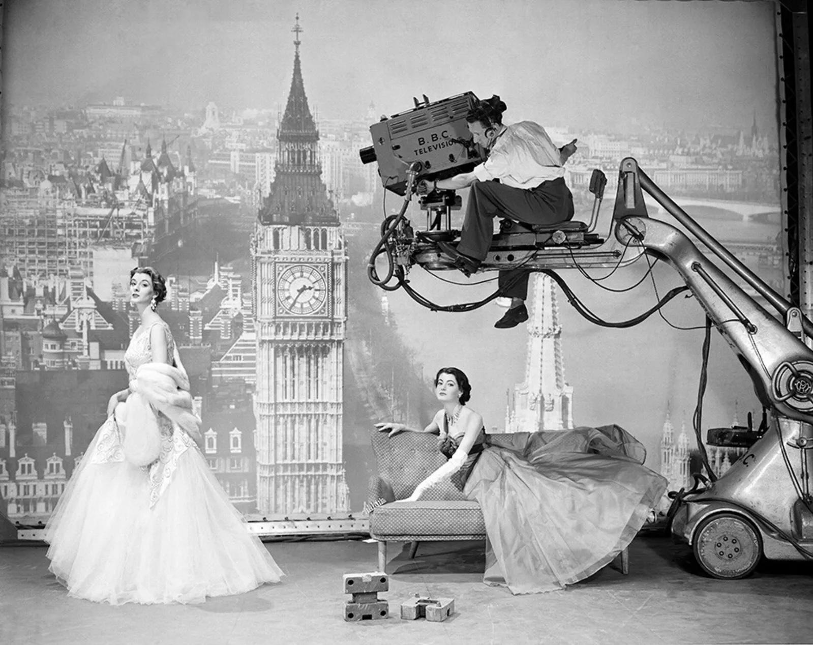 Mannequin Rachel Fitzgerald pour l'article "Export Book" de Vogue, avec la BBC, juin 1953.

Rachel Fitzgerald sur la BBC, 1953
Épreuve à la gélatine argentée
Édition de 21 exemplaires numérotés et portant le cachet de la succession au verso.
avec