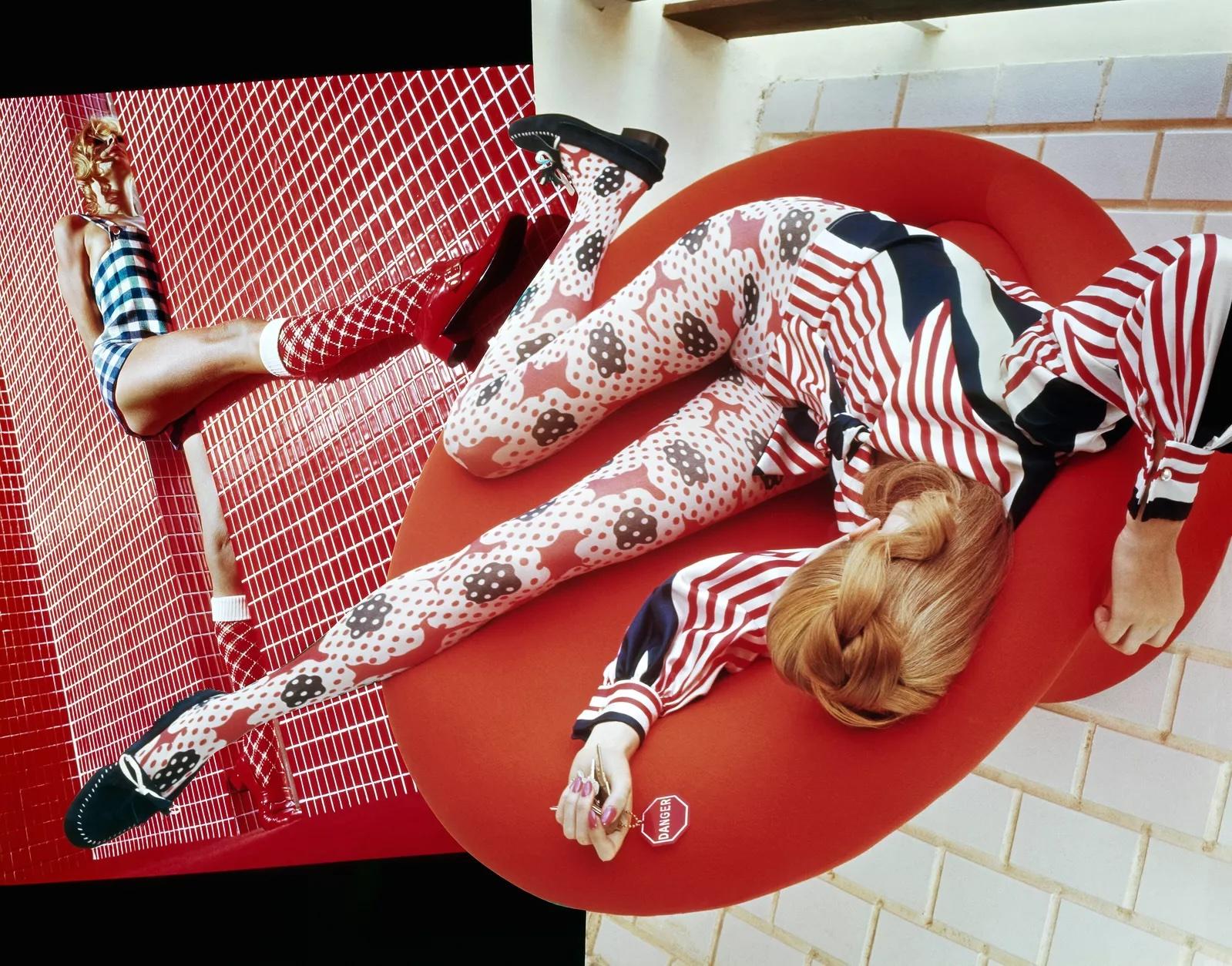 "The New Emphatics : for feet and legs - drama from the ground up", article de mode photographié à l'hôtel El Conquistador à Porto Rico pour American Vogue, 15 février 1969. Les collants fantastiques sont signés Rudi Gernreich et associés à des