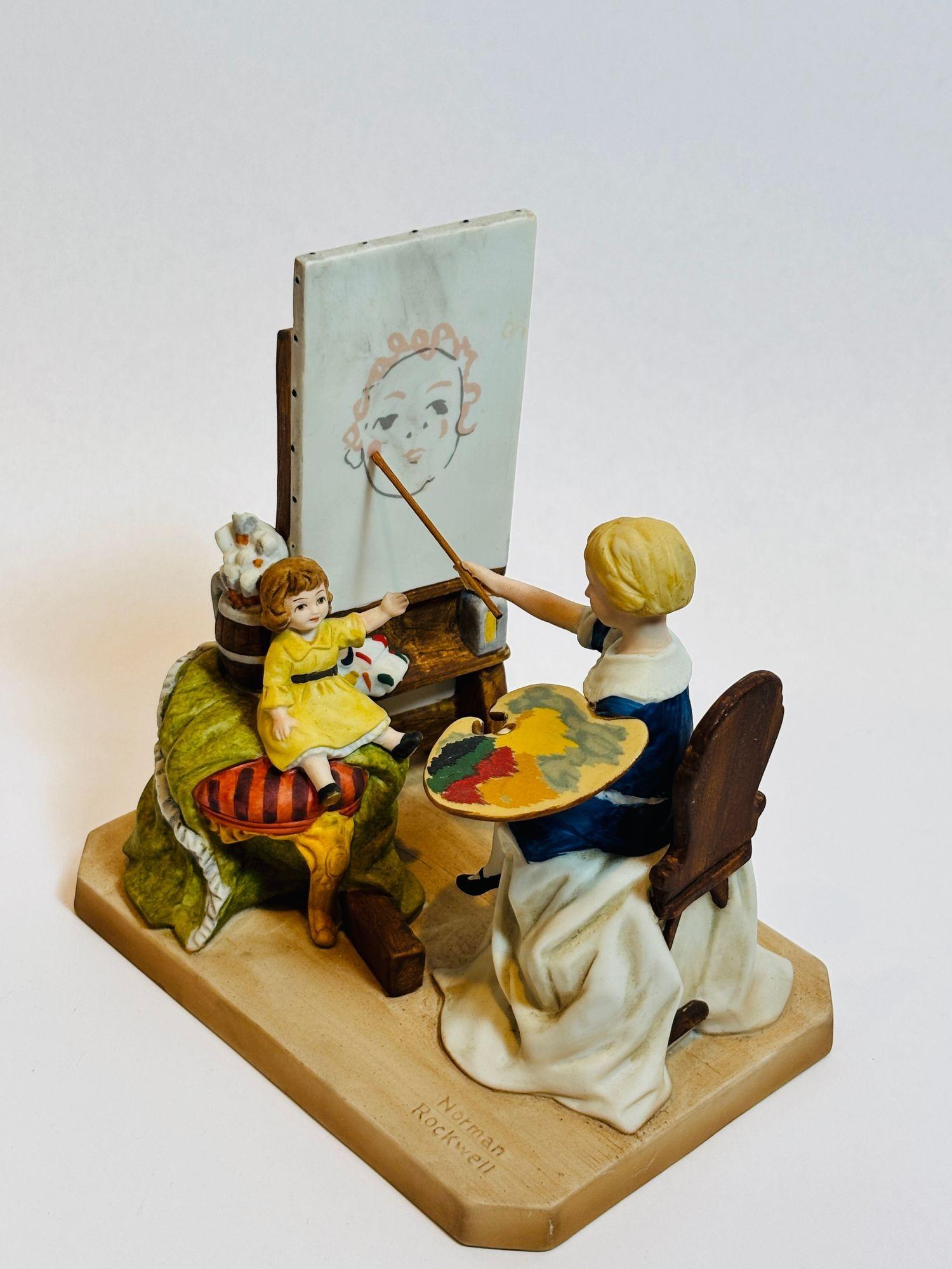 Norman Rockwell, La hija del artista, Escultura de porcelana, 1ª edición, 1980
Esta figurita de porcelana finamente representada, publicada en 1980, está basada en la célebre ilustración de Norman Rockwell La hija del artista. La obra representa a