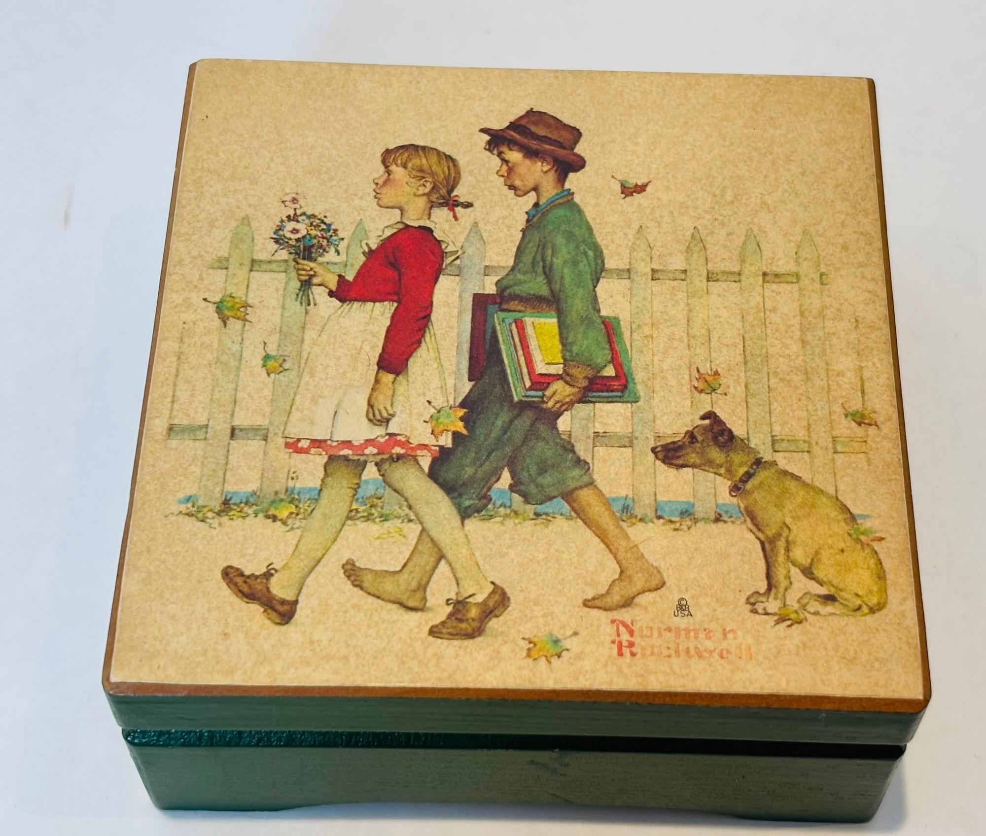 Norman Rockwell Amor joven caminando a la escuela con el amor hace girar el mundo caja de música de madera sintonizada.
Hand Made por Schmid Bros inc. con la melodía nº 161. 