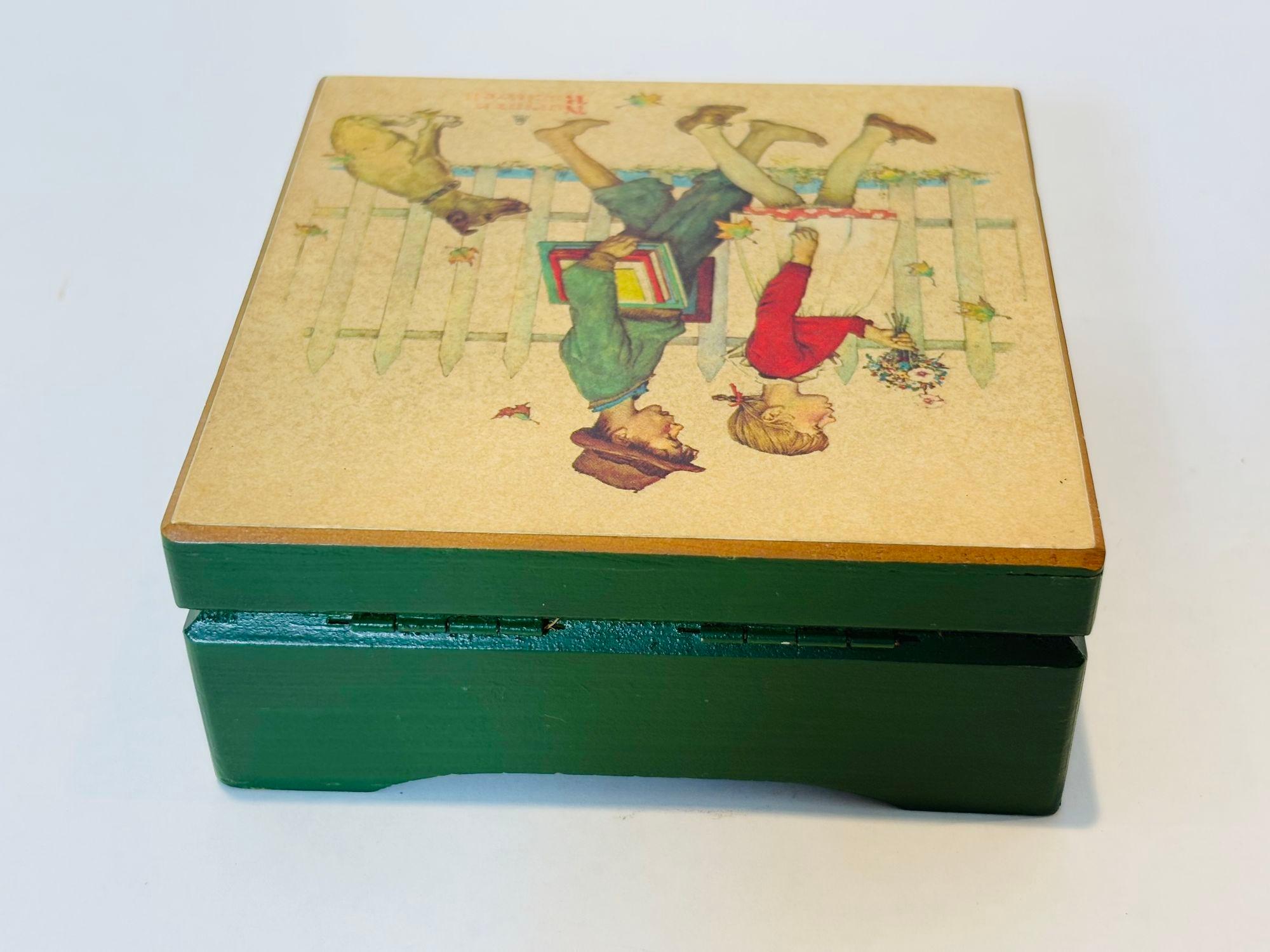Norman Rockwell Caja de Música Amor Joven Caminando a la Escuela en Bueno Estado en North Hollywood, CA